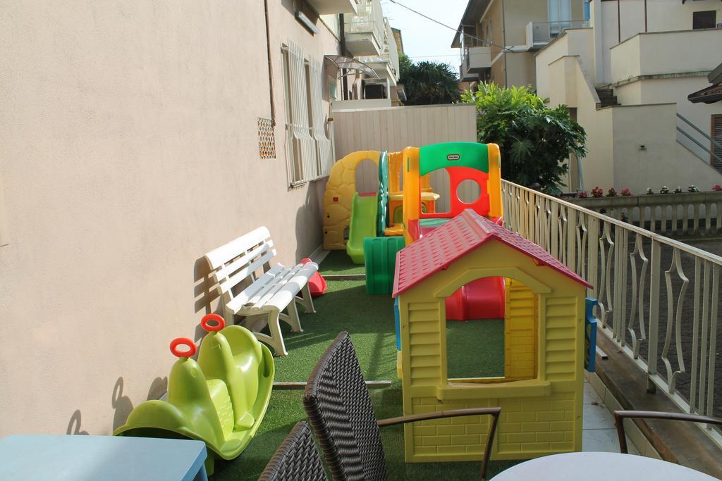 Hotel Sant'Elena Rimini Buitenkant foto